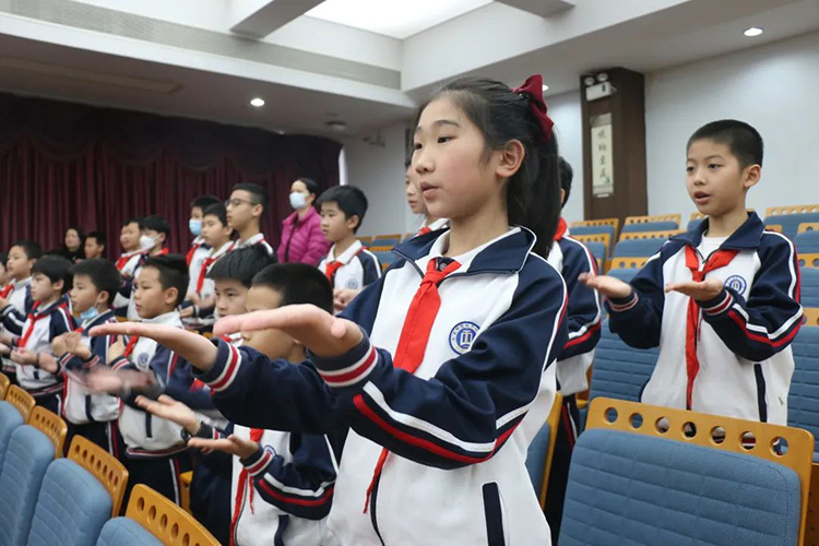 同学们现场表演了手语歌《感恩的心》